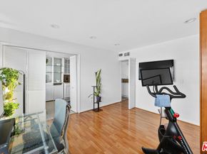 18419 Collins Street A, Tarzana CA 91356