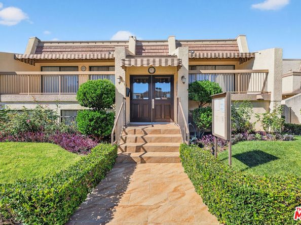 18419 Collins Street A, Tarzana CA 91356