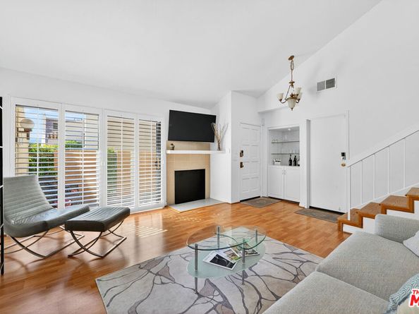 18419 Collins Street A, Tarzana CA 91356