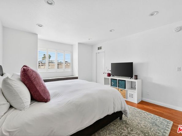 18419 Collins Street A, Tarzana CA 91356