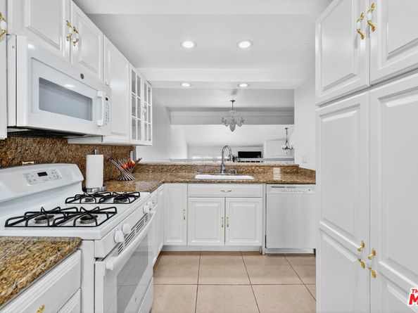 18419 Collins Street A, Tarzana CA 91356