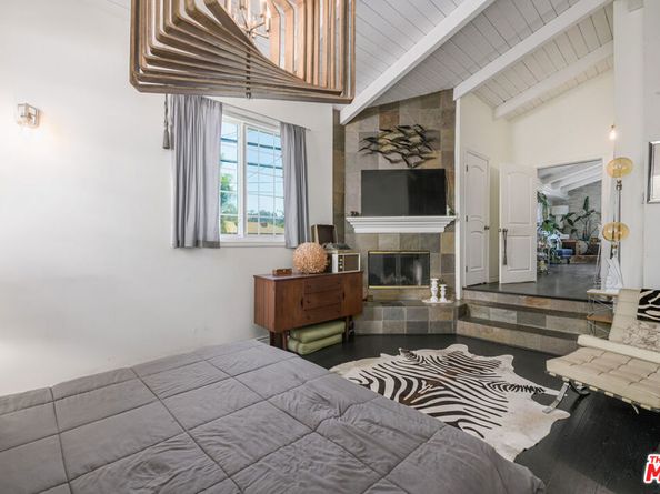 2225 N Cahuenga Boulevard, Los Angeles CA 90068