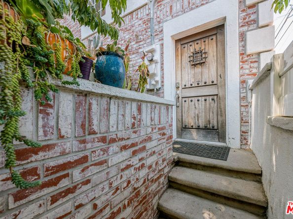 2225 N Cahuenga Boulevard, Los Angeles CA 90068