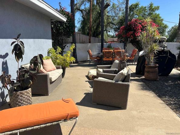 1190 Robertson Dr, Escondido CA 92025