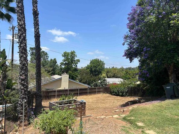 1190 Robertson Dr, Escondido CA 92025