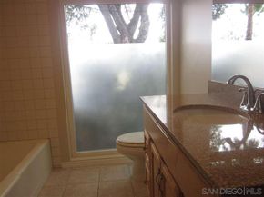 1190 Robertson Dr, Escondido CA 92025