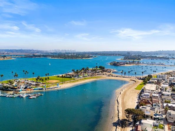 701 Sunset Ct, San Diego CA 92109