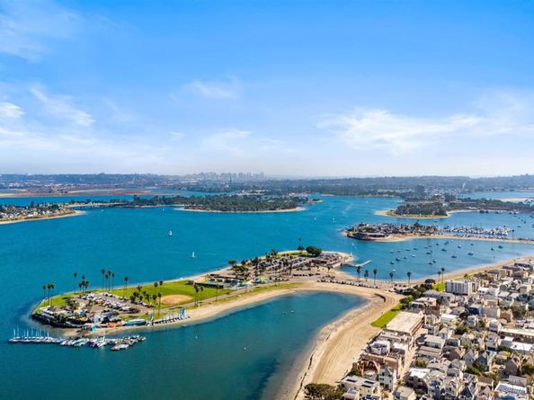 701 Sunset Ct, San Diego CA 92109