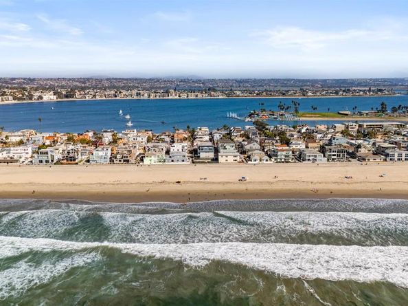 701 Sunset Ct, San Diego CA 92109