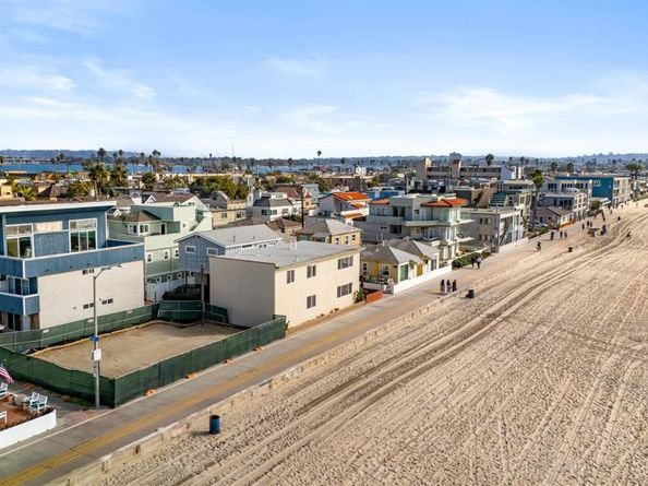 701 Sunset Ct, San Diego CA 92109