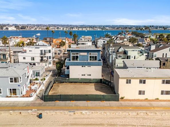 701 Sunset Ct, San Diego CA 92109