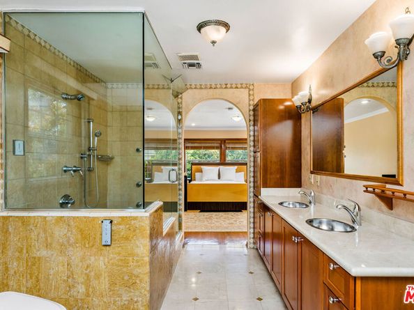 257 S Van Ness Avenue, Los Angeles CA 90004