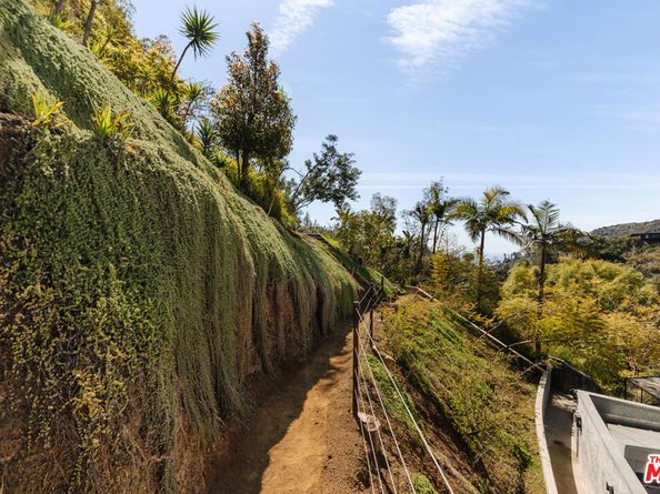 7017 Senalda Road, Los Angeles CA 90068