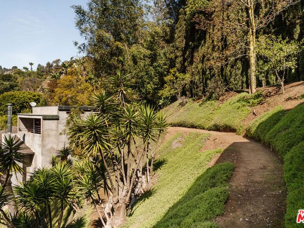 7017 Senalda Road, Los Angeles CA 90068