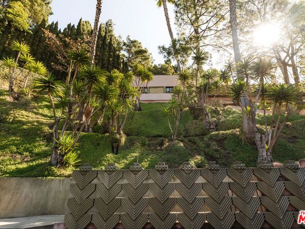 7017 Senalda Road, Los Angeles CA 90068