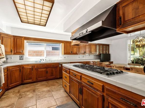 6505 S Halm Avenue, Los Angeles CA 90056