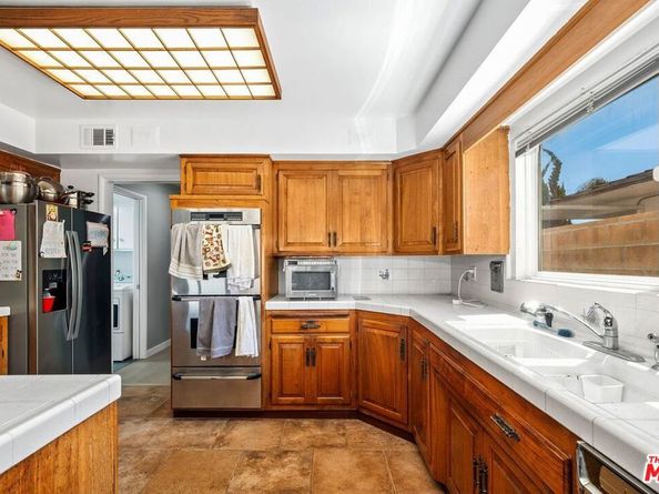 6505 S Halm Avenue, Los Angeles CA 90056