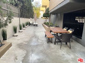 5325 Denny Avenue, North Hollywood CA 91601