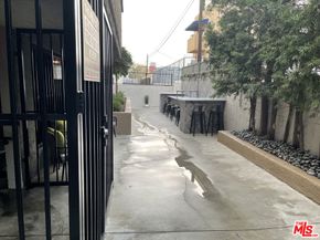 5325 Denny Avenue, North Hollywood CA 91601