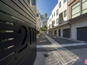 2111 N Cahuenga Boulevard 14, Los Angeles CA 90068