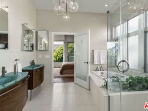 24 Clubhouse Avenue, Venice CA 90291