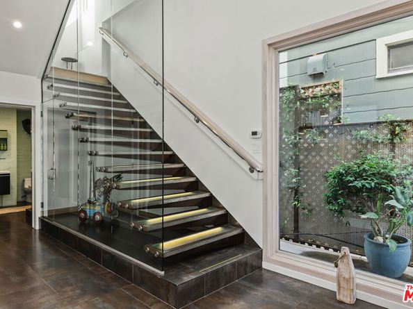 24 Clubhouse Avenue, Venice CA 90291