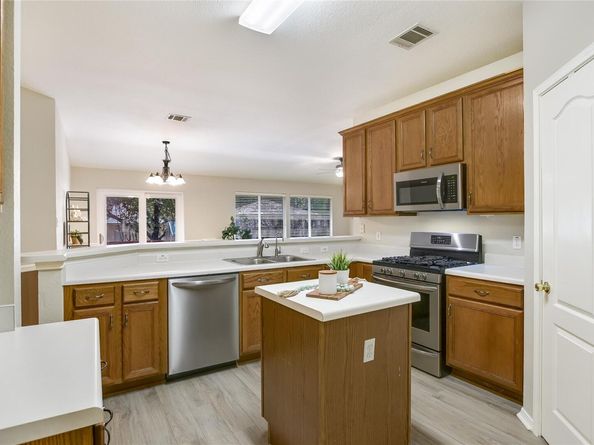 1301 Canna Lily LN, Pflugerville TX 78660