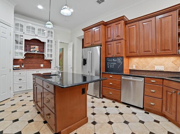 500 Konstanty CIR, West Lake Hills TX 78746