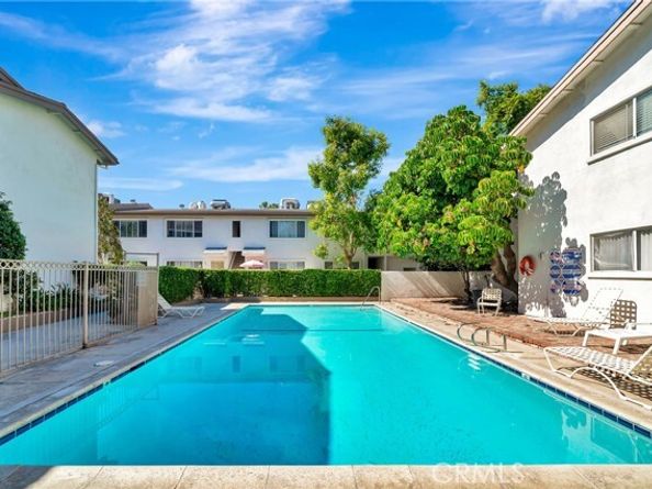 18601 Collins Street D17, Tarzana (los Angeles) CA 91356