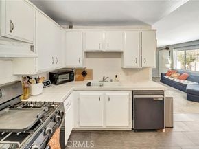 18601 Collins Street D17, Tarzana (los Angeles) CA 91356