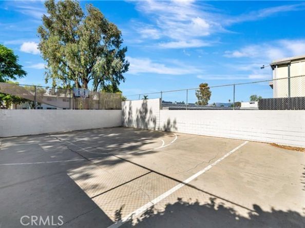 18601 Collins Street D17, Tarzana (los Angeles) CA 91356