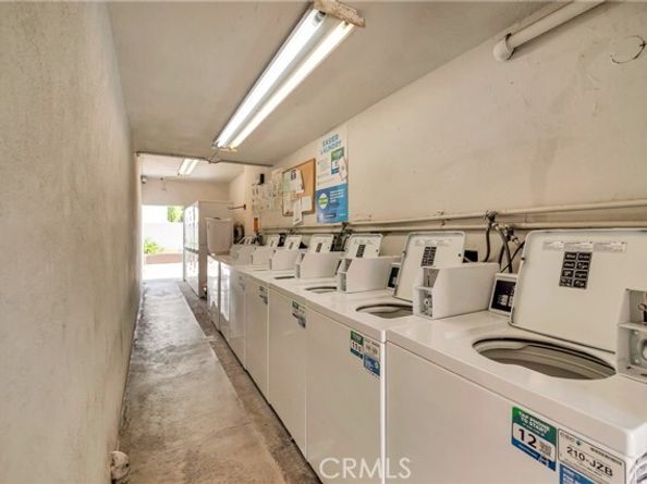 18601 Collins Street D17, Tarzana (los Angeles) CA 91356