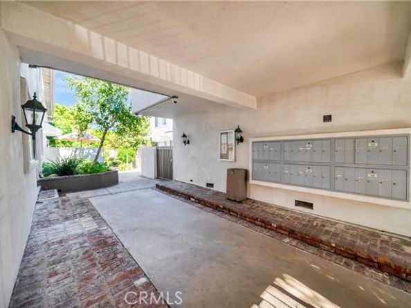 18601 Collins Street D17, Tarzana (los Angeles) CA 91356