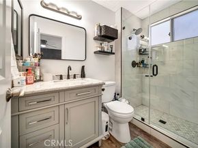 18601 Collins Street D17, Tarzana (los Angeles) CA 91356