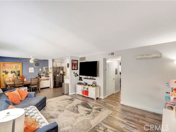 18601 Collins Street D17, Tarzana (los Angeles) CA 91356