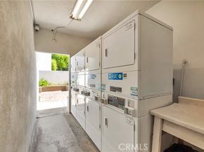 18601 Collins Street D17, Tarzana (los Angeles) CA 91356
