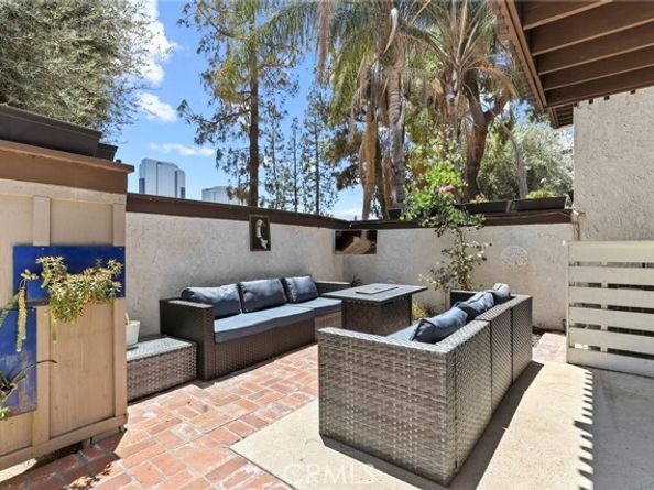 21535 Erwin Street 131, Woodland Hills (los Angeles) CA 91367