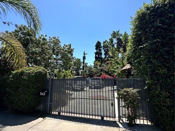 638 W Century Boulevard, Los Angeles CA 90044