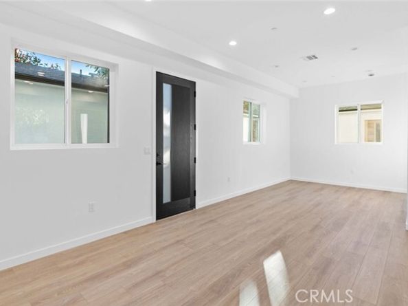 6842 Cedros Avenue, Van Nuys (los Angeles) CA 91405