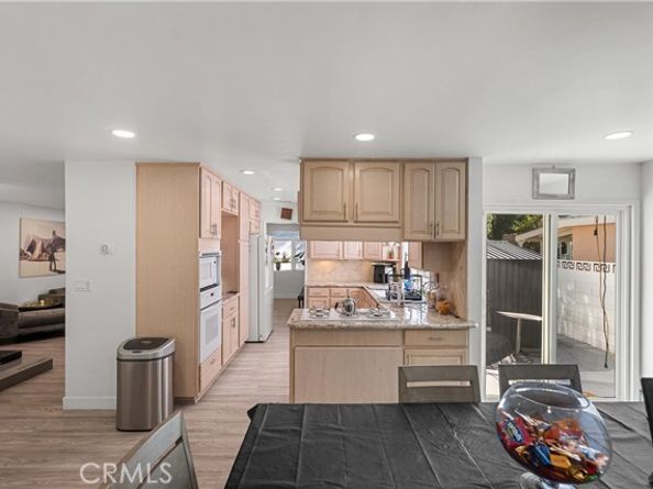 22041 Kinzie Street, Chatsworth (los Angeles) CA 91311