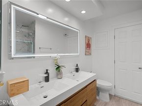 22041 Kinzie Street, Chatsworth (los Angeles) CA 91311