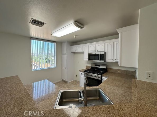 7551 Jordan Avenue 405, Canoga Park (los Angeles) CA 91303