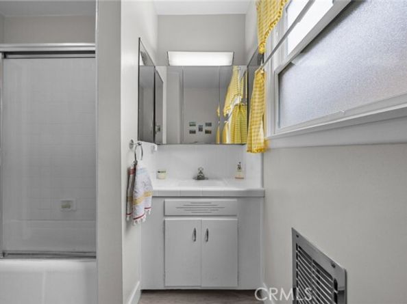 8439 Etiwanda Avenue, Northridge (los Angeles) CA 91325