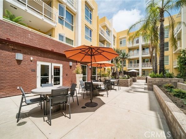 21301 Erwin Street 303, Woodland Hills (los Angeles) CA 91367