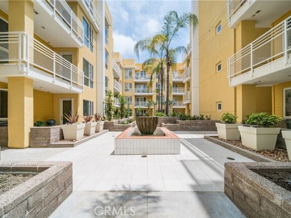 21301 Erwin Street 303, Woodland Hills (los Angeles) CA 91367