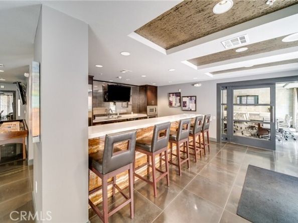 21301 Erwin Street 303, Woodland Hills (los Angeles) CA 91367