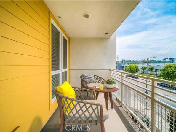 21301 Erwin Street 303, Woodland Hills (los Angeles) CA 91367