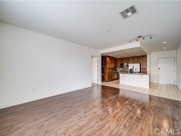 21301 Erwin Street 303, Woodland Hills (los Angeles) CA 91367