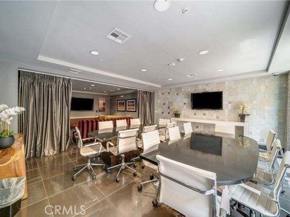 21301 Erwin Street 303, Woodland Hills (los Angeles) CA 91367