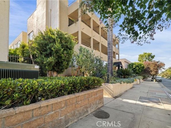 5339 Newcastle Avenue 112, Encino (los Angeles) CA 91316